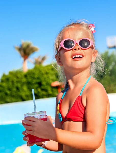 Kind in der Nähe von Schwimmbad. — Stockfoto