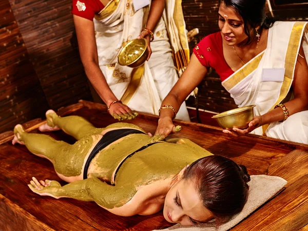 Kvinna med ayurvedisk massage. — Stockfoto