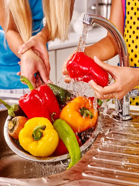 Mulher lavando frutas na cozinha . — Fotografia de Stock