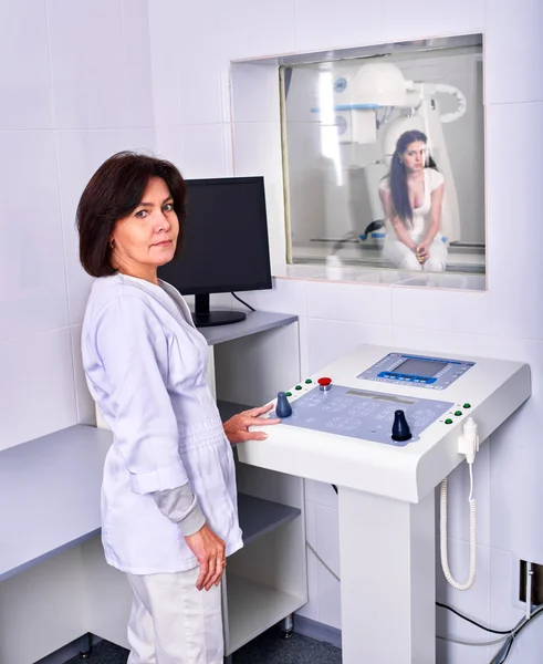 Doctor in x-ray room. — Stock Photo, Image