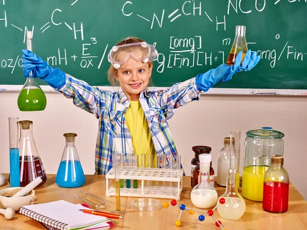 Enfant en classe de chimie . — Photo