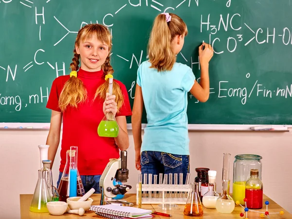 Bambino in classe di chimica . — Foto Stock