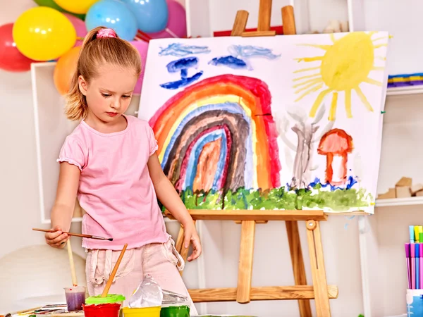 Pintura infantil no cavalete . — Fotografia de Stock