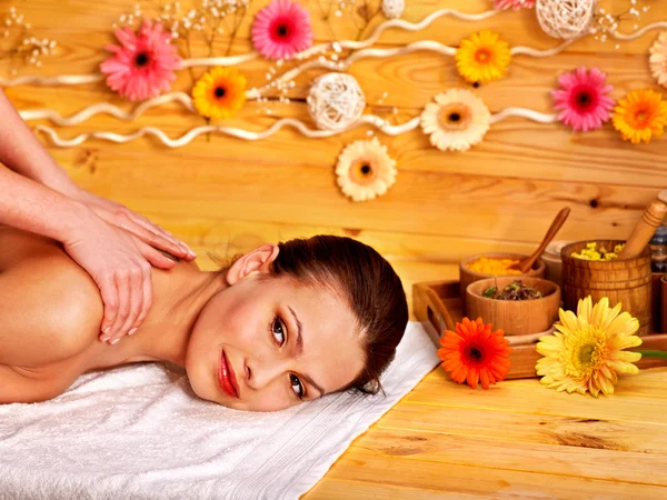 Mujer recibiendo masaje  . — Foto de Stock