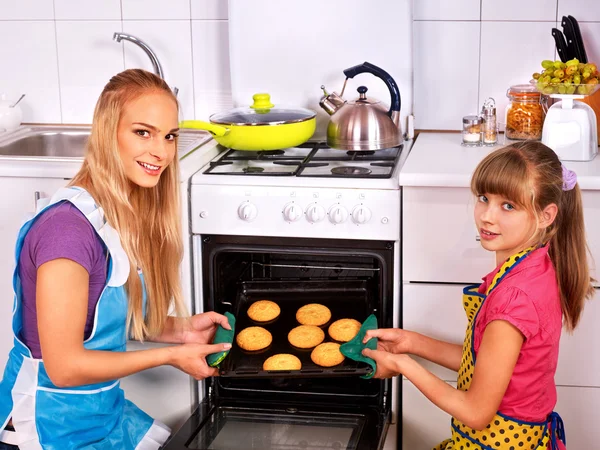 Mother and daughter bake cookies — Stock Photo, Image