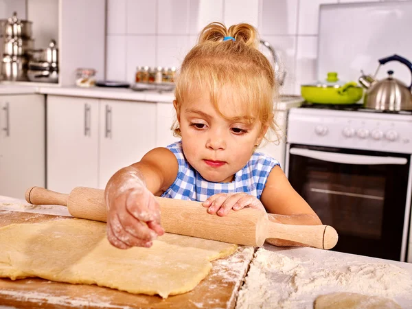 Child with rolling-pin dough — Stock Photo, Image