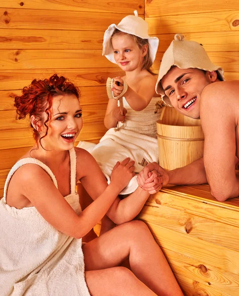 Família em chapéus na sauna . — Fotografia de Stock