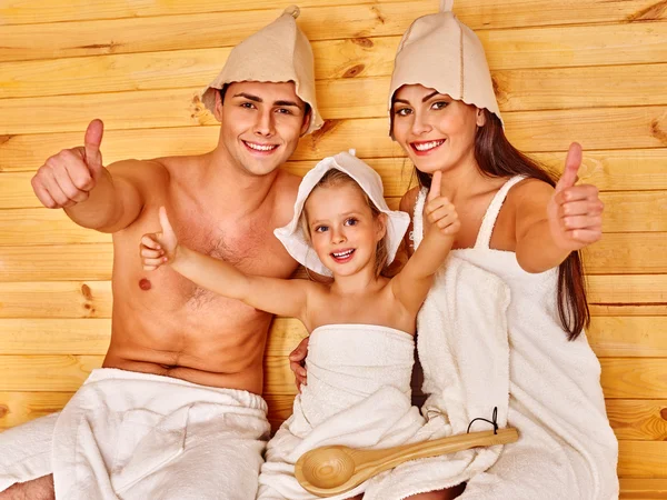 Les gens en chapeau au sauna . — Photo