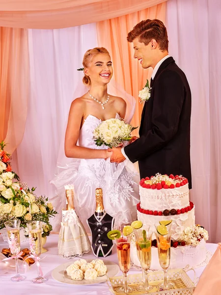 Les gens à la table de mariage . — Photo