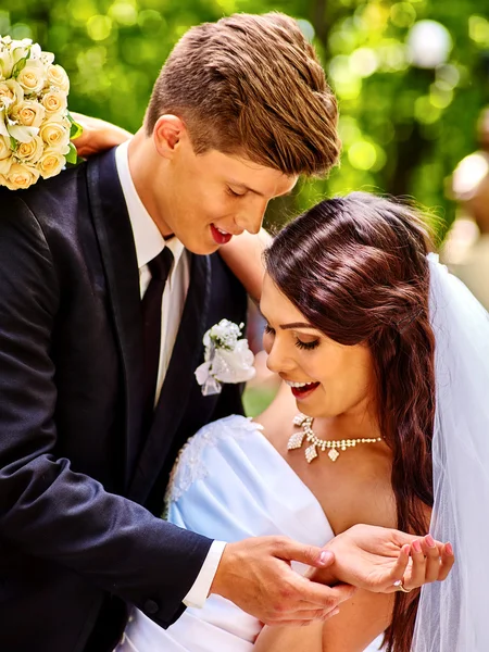 Brudgummen kyssa bruden. — Stockfoto
