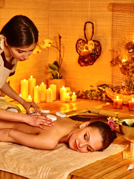 Mulher recebendo massagem  . — Fotografia de Stock