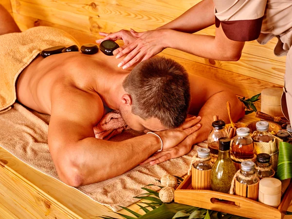 Hombre recibiendo terapia de piedra  . —  Fotos de Stock