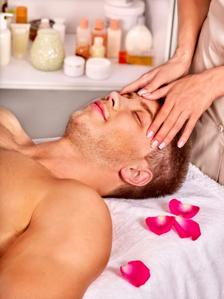 Człowiek zaczyna masaż twarzy . — Zdjęcie stockowe