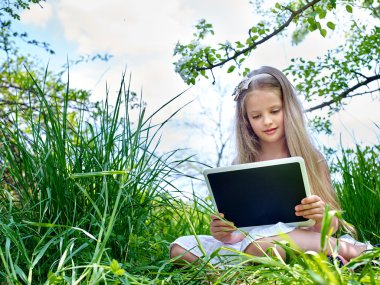 Tablet pc okuma kızla