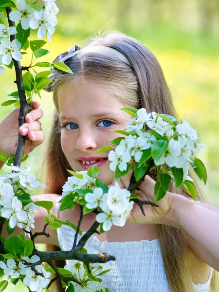 Menina bonita com árvore de floração . — Fotografia de Stock