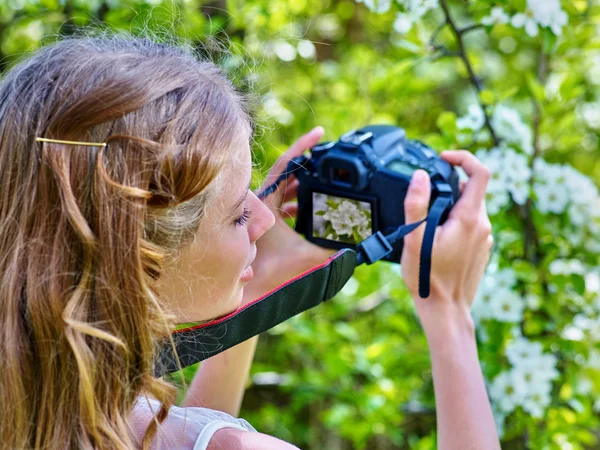 Fotografías de niña árbol en flor . — Foto de Stock