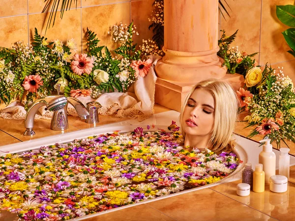 Kvinna på luxury spa. — Stockfoto