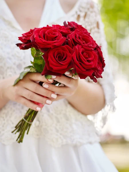 Bride with rose bouquet — Stock Photo, Image