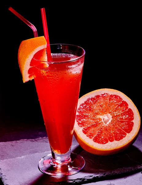 Cocktail de toranja com palha — Fotografia de Stock