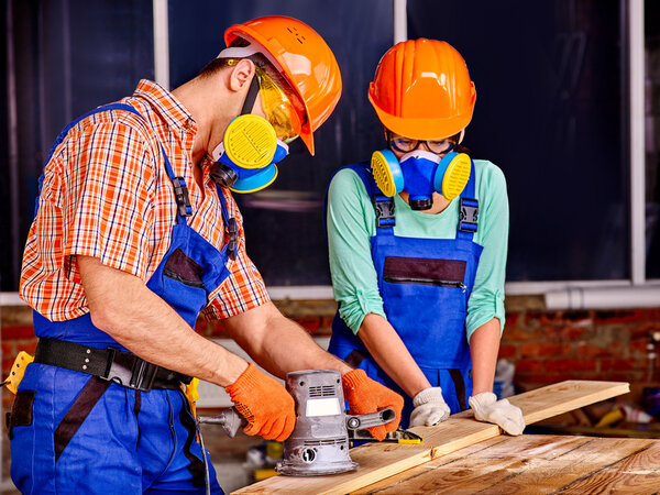 Люди в шлеме строителя
 .