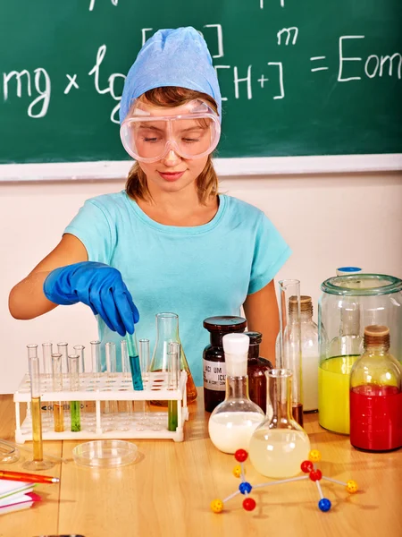 Bambino in classe di chimica . — Foto Stock