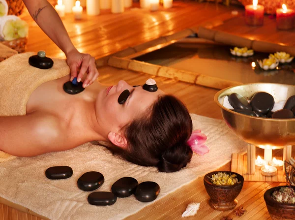 Mujer recibiendo masaje de piedra terapia  . — Foto de Stock