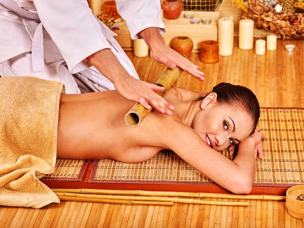 Kobieta zaczyna masaż bamboo. — Zdjęcie stockowe
