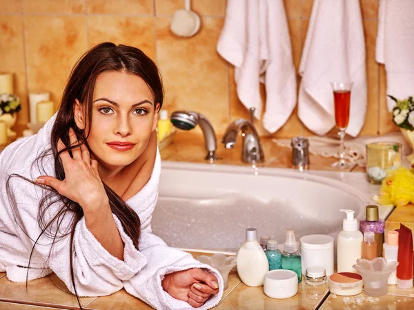 Mujer relajante en el baño en casa . —  Fotos de Stock