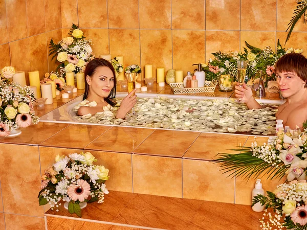 Coppia relax al centro benessere con fiore . — Foto Stock