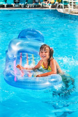 plaj yatak yüzmek çocuk.