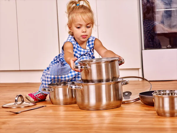 Kind greift Pfanne in Küche. — Stockfoto