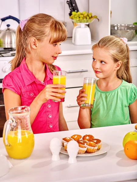 Los niños desayunan en la cocina . — Foto de Stock