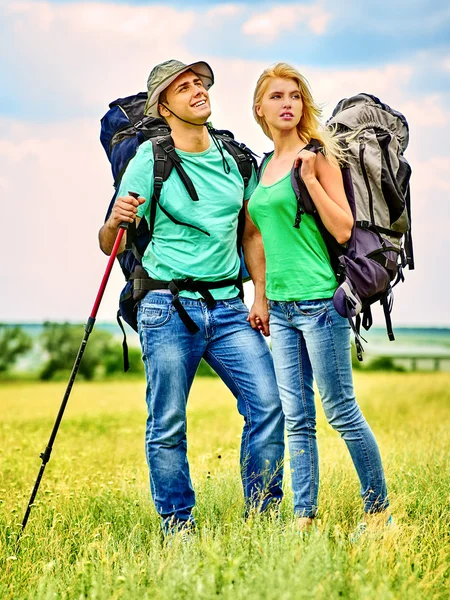 Par med ryggsäck på resor. — Stockfoto