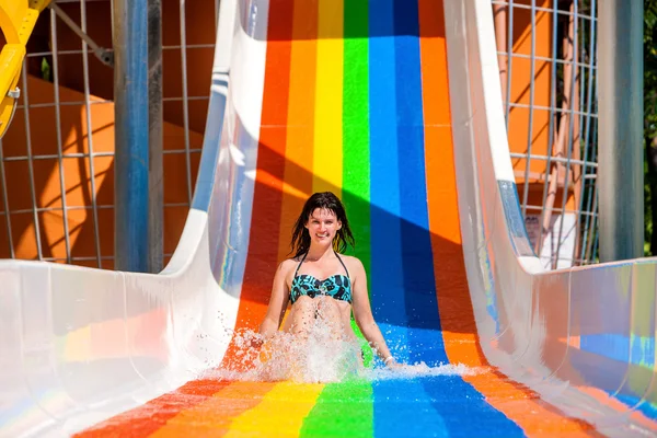 Frau im Bikini rutscht ins Wasser. — Stockfoto