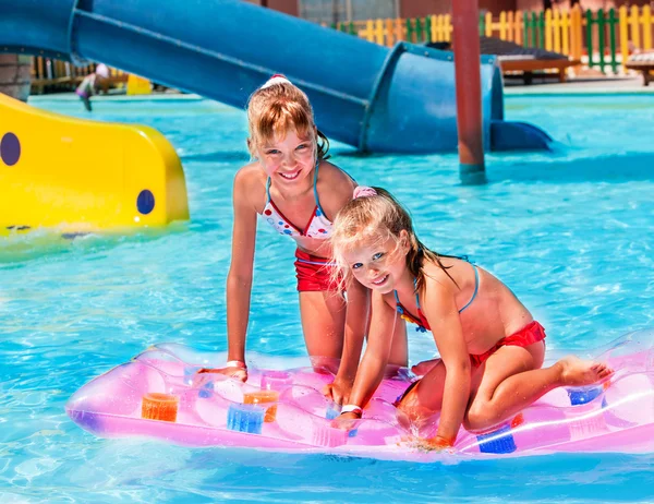 Kind auf Wasserrutsche im Aquapark. — Stockfoto