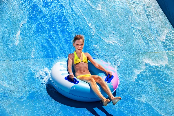 Kind auf Wasserrutsche im Aquapark. — Stockfoto