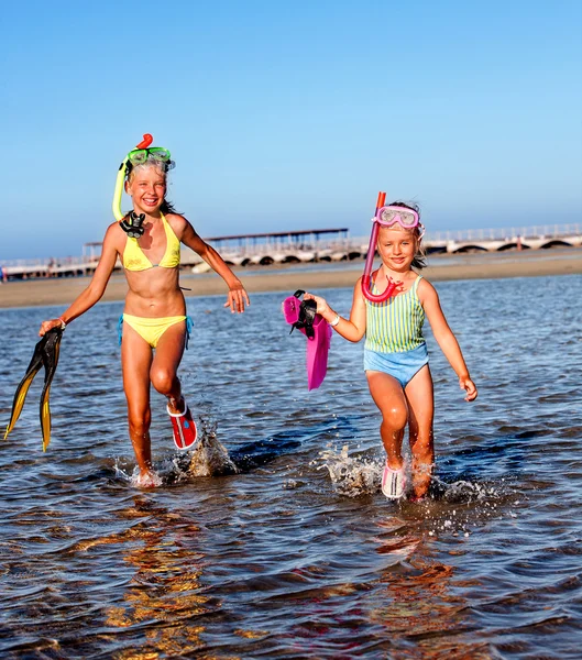 Enfants jouant sur la plage . — Photo