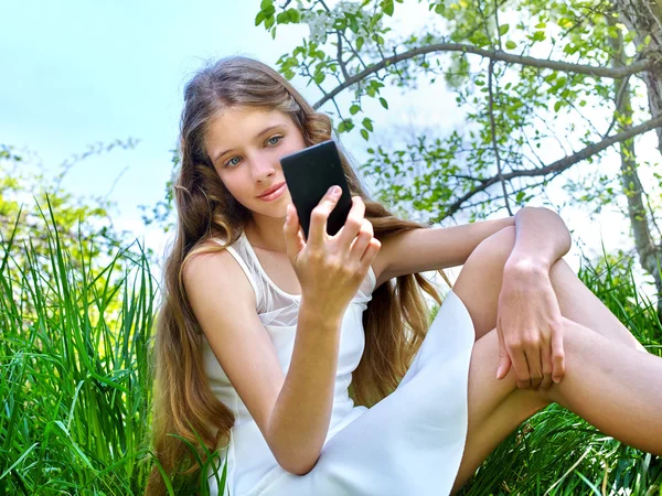 Chica hacer selfie instantánea árbol en flor . — Foto de Stock