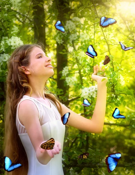 Kelebek yaz ormanda kızla. — Stok fotoğraf