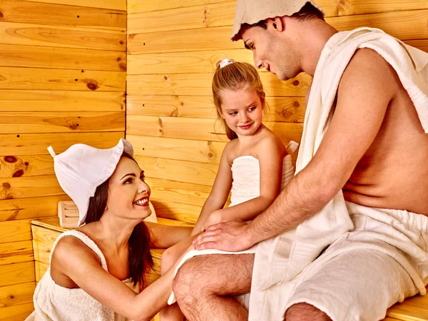 Šťastná rodina v klobouku v sauně. — Stock fotografie