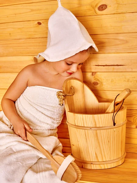 Kind ontspannen in de sauna. — Stockfoto