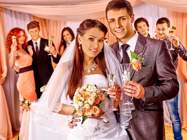 Pareja de bodas e invitados bebiendo champán . — Foto de Stock