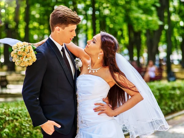 Novia y novio con flor al aire libre . — Foto de Stock