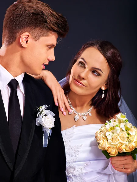 Pareja vistiendo vestido de novia y traje . — Foto de Stock