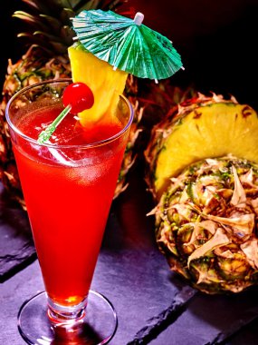 Kiraz ve ananas 46 ile kırmızı içecek