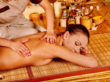 erkek masör kadın bambu Spa'da masaj yapıyor.