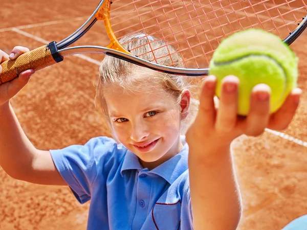 Niño con raqueta y pelota en pista de tenis —  Fotos de Stock