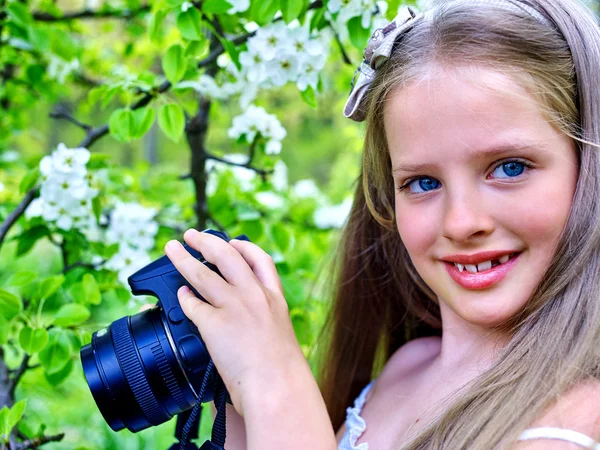 Dziewczyny zdjęcia kwitnących drzew. — Zdjęcie stockowe