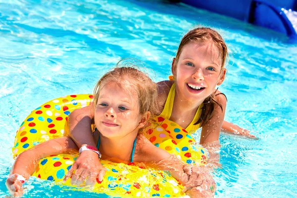 Niños en piscina . — Foto de Stock