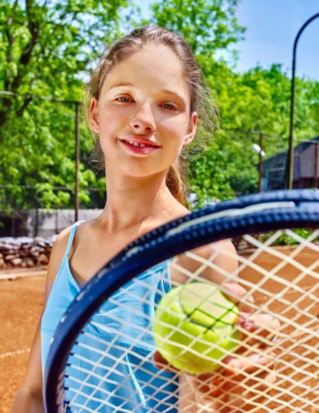 Lány ütő és labda, a teniszpálya — Stock Fotó